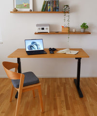 Vorderansicht Höhenverstellbarer Tisch Eiche Natur Pro. Im Hintergrund Regale Schubi, passend zu der NaturPro Tischplatte