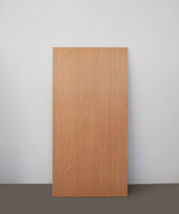 Rechteckige Tischplatte mit weißer melaminbeschichteter Oberfläche und nicht abgerundeten Ecken.