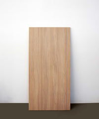 Rechteckige Tischplatte mit weißer melaminbeschichteter Oberfläche und nicht abgerundeten Ecken.