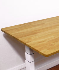 Höhenverstellbarer Schreibtisch - Eiche Natur White. Fokus auf das schöne & behandelte Holz mit Detailansicht der keilgezinkten Lamellen