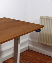 Höhenverstellbarer Schreibtisch - Eiche OldBrown White. Fokus auf das schöne & behandelte Holz mit Detailansicht des Handschalters zur Höhenverstellung