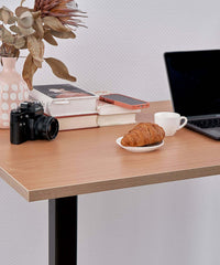 Rechteckige Tischplatte mit weißer melaminbeschichteter Oberfläche und nicht abgerundeten Ecken.