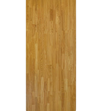 Schreibtischplatte aus naturbelassenem Eichenholz mit lebendiger Holzmaserung.