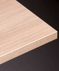 Rechteckige Tischplatte mit weißer melaminbeschichteter Oberfläche und nicht abgerundeten Ecken.