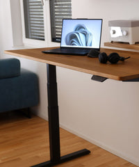 Höhenverstellbarer Tisch Eiche OldBrown, aufgestellt in einem Raum. Fokus auf den Smart Controller