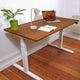 Höhenverstellbarer Schreibtisch - Eiche OldBrown White in einem Raum stehend. Eingerichteter, ergonomischer Home-Office Arbeitsplatz mit Fokus auf Eleganz und natürliche Holzoptik. Schrägansicht.