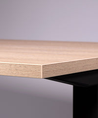 Rechteckige Tischplatte mit weißer melaminbeschichteter Oberfläche und nicht abgerundeten Ecken.