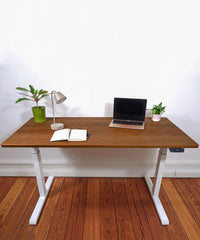 Höhenverstellbarer Schreibtisch - Eiche OldBrown White in einem Raum stehend. Eingerichteter, ergonomischer Home-Office Arbeitsplatz mit Fokus auf Eleganz und natürliche Holzoptik. Vorderansicht.