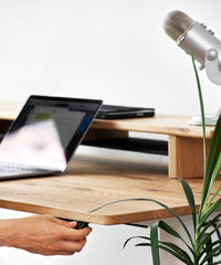 Schreibtischplatte aus Eichenholz (NaturPro) mit feiner, natürlicher Maserung.