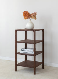 Regal Campi 4 Fächer, Eiche Cognac aufgestellt in einem Raum mit Blumenwase und abgelegten Bücher. Höhe 80cm, geölt & geschliffen