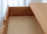 Kommode aus geöltem Eichenholz mit Schubladen und Türen im zeitlosen, minimalistischen Design