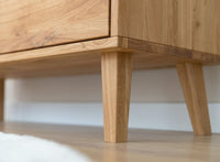 Kommode aus geöltem Eichenholz mit Schubladen und Türen im zeitlosen, minimalistischen Design