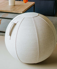 VLUV Sitzball (Modell STOV) mit robustem Stoffbezug, ein großer Gymnastikball als ergonomische Sitzmöglichkeit.