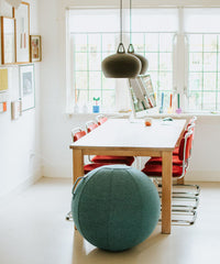 VLUV Sitzball (Modell STOV) mit robustem Stoffbezug, ein großer Gymnastikball als ergonomische Sitzmöglichkeit.