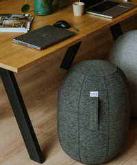 VLUV Balancekapsel (Modell KAPSUL STOV), ein luftgefüllter Balancehocker mit robustem Stoffbezug und rutschfester Unterseite.