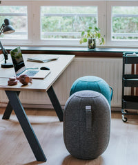 VLUV Balancekapsel (Modell KAPSUL STOV), ein luftgefüllter Balancehocker mit robustem Stoffbezug und rutschfester Unterseite.