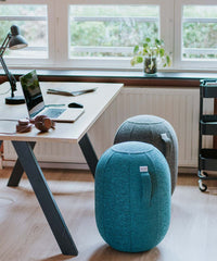 VLUV Balancekapsel (Modell KAPSUL STOV), ein luftgefüllter Balancehocker mit robustem Stoffbezug und rutschfester Unterseite.