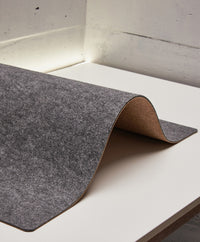 Weiche Schreibtischunterlage aus grauem Filz, schützt die Tischplatte und bietet eine angenehme Schreiboberfläche.