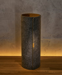 Weiche Schreibtischunterlage aus grauem Filz, schützt die Tischplatte und bietet eine angenehme Schreiboberfläche.