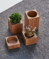 Schreibtischset mit einer Tischplatte aus massivem Eichenholz und passendem Schreibtischzubehör.