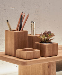 Schreibtischset mit einer Tischplatte aus massivem Eichenholz und passendem Schreibtischzubehör.