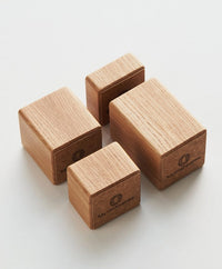 Schreibtischset mit einer Tischplatte aus massivem Eichenholz und passendem Schreibtischzubehör.