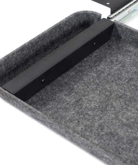 Flache Schublade aus Filz zur Montage unter der Tischplatte, bietet versteckten Stauraum für Büroutensilien.