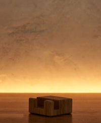 Smartphonehalter aus massivem Eichenholz mit Korkelement, der ein Smartphone aufrecht und griffbereit auf dem Schreibtisch hält.