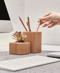 Stiftehalter aus massivem Eichenholz mit Korkelement zur ordentlichen Aufbewahrung von Stiften auf dem Schreibtisch.