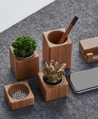 Stiftehalter aus massivem Eichenholz mit Korkelement zur ordentlichen Aufbewahrung von Stiften auf dem Schreibtisch.