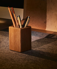 Stiftehalter aus massivem Eichenholz mit Korkelement zur ordentlichen Aufbewahrung von Stiften auf dem Schreibtisch.