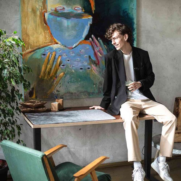 Deskolonia Tisch Walnuss Black Spitze Ecken im Arbeitszimmer