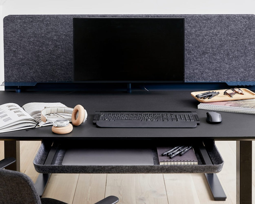 Schublade Filz in Schwarz mit einem schwaren Filz Board, montiert unter der Tischplatte