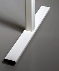 Weißes, höhenverstellbares Tischgestell (Modell Seckom) aus Metall für Schreibtische.