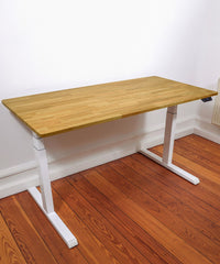 Höhenverstellbarer Schreibtisch - Eiche Natur White. Schrägansicht im Raum stehend. Fokus auf die ganze Platte, naturgeölt mit einer schönen Maserung. Keine Gegenstände auf der Platte.