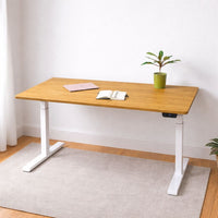 Höhenverstellbarer Schreibtisch - Eiche NaturPro White. Schrägansicht im Raum stehend. Fokus auf die ganze Platte, naturgeölt mit einer schönen Maserung. 