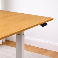 Höhenverstellbarer Schreibtisch - Eiche NaturPro White. Fokus auf das schöne & behandelte Holz mit  Detailansicht des Handschalters zur Höhenverstellung