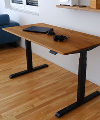 Vorderansicht Höhenverstellbarer Tisch Eiche OldBrown. Geignente Höhe ist aufgestellt, um sitzend zu arbeiten