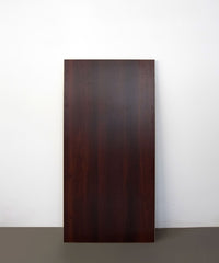 Rechteckige Tischplatte mit weißer melaminbeschichteter Oberfläche und nicht abgerundeten Ecken.