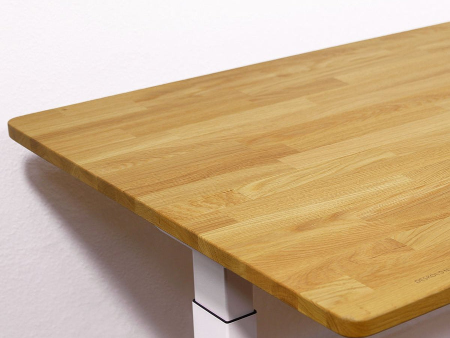 Höhenverstellbarer Schreibtisch - Eiche Natur White. Fokus auf das schöne & behandelte Holz mit  Detailansicht der keilgezinkten Lamellen