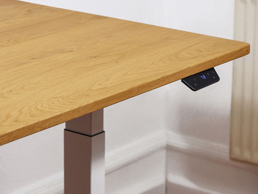 Höhenverstellbarer Schreibtisch - Eiche NaturPro White. Fokus auf das schöne & behandelte Holz mit  Detailansicht des Handschalters zur Höhenverstellung