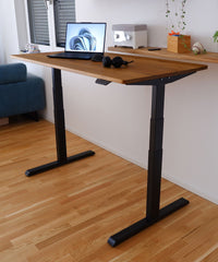 Höhenverstellbarer Tisch Eiche OldBrown aufgestellt in einem Raum, Gesamtansicht und hochgefahren über 1m