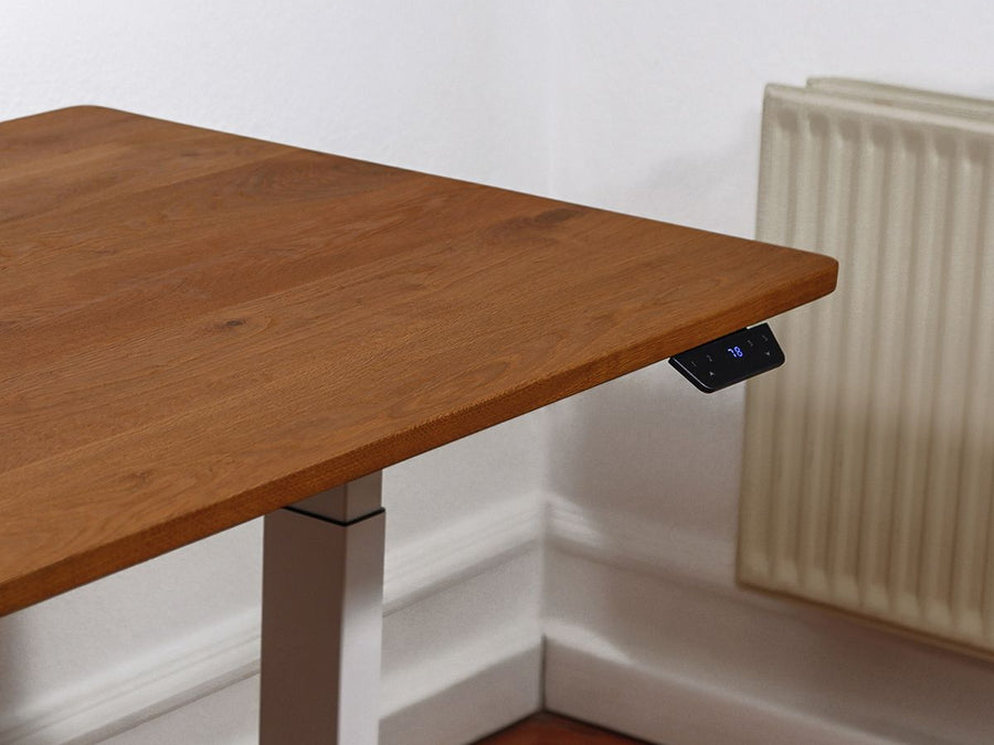 Höhenverstellbarer Schreibtisch - Eiche OldBrown White. Fokus auf das schöne & behandelte Holz mit  Detailansicht des Handschalters zur Höhenverstellung