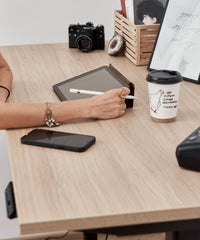 Rechteckige Tischplatte mit weißer melaminbeschichteter Oberfläche und nicht abgerundeten Ecken.