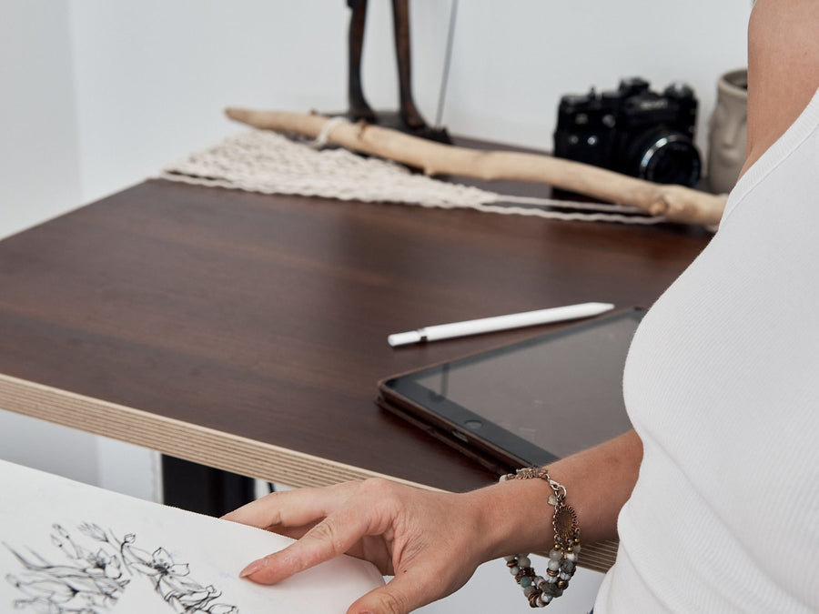 Rechteckige Tischplatte mit weißer melaminbeschichteter Oberfläche und nicht abgerundeten Ecken.