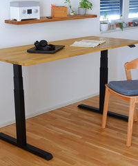 Vorderansicht Höhenverstellbarer Tisch Eiche Natur. Geignente Höhe ist aufgestellt, um stehend zu arbeiten