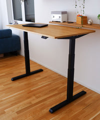 Höhenverstellbarer Tisch Eiche NaturPro aufgestellt in einem Raum, Gesamtansicht und hochgefahren über 1m