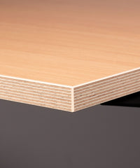 Rechteckige Tischplatte mit weißer melaminbeschichteter Oberfläche und nicht abgerundeten Ecken.