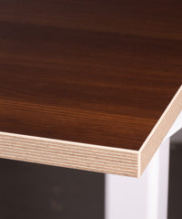 Rechteckige Tischplatte mit weißer melaminbeschichteter Oberfläche und nicht abgerundeten Ecken.