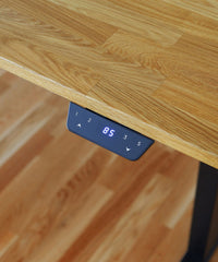 Tischplatte Natur mit detaillierter Ansicht von dem Smart Controller. Position steht auf 85cm